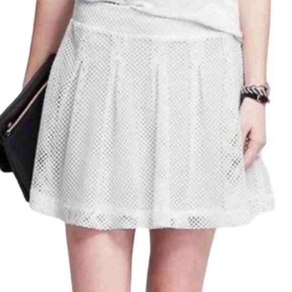 Banana Republic | White Mesh Net Knit Perforated Mini Skirt Size 6 Small - Picture 1 of 3